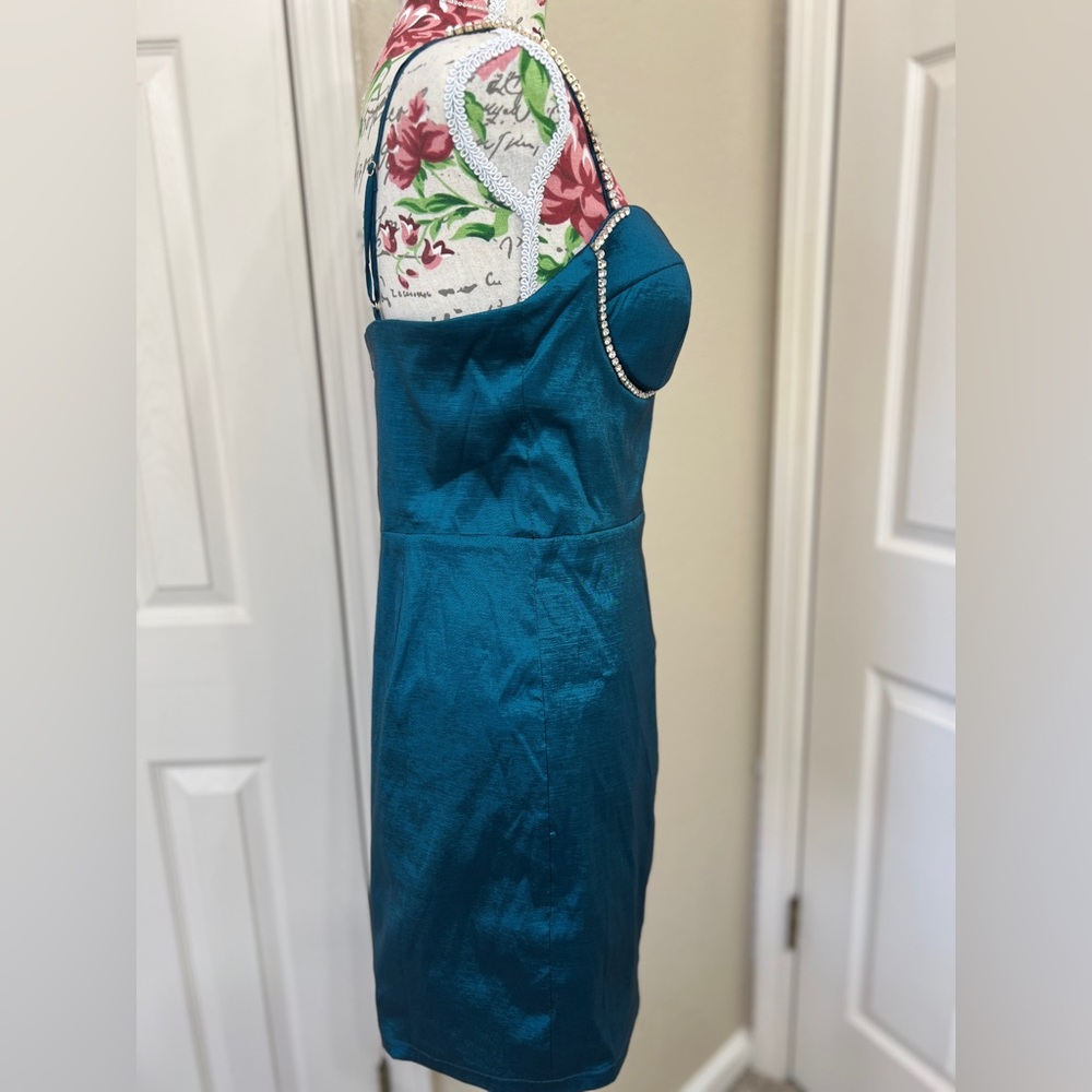Elegant Teal Dress with Pearl Detailing - Picture 5 of 13